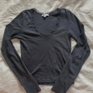 Longärmad topp med spets - Supersöt topp från Subdued🫶🏼 Köpte den i Spanien för några år sedan men ät knappt använd! Mörk blå/grå färg