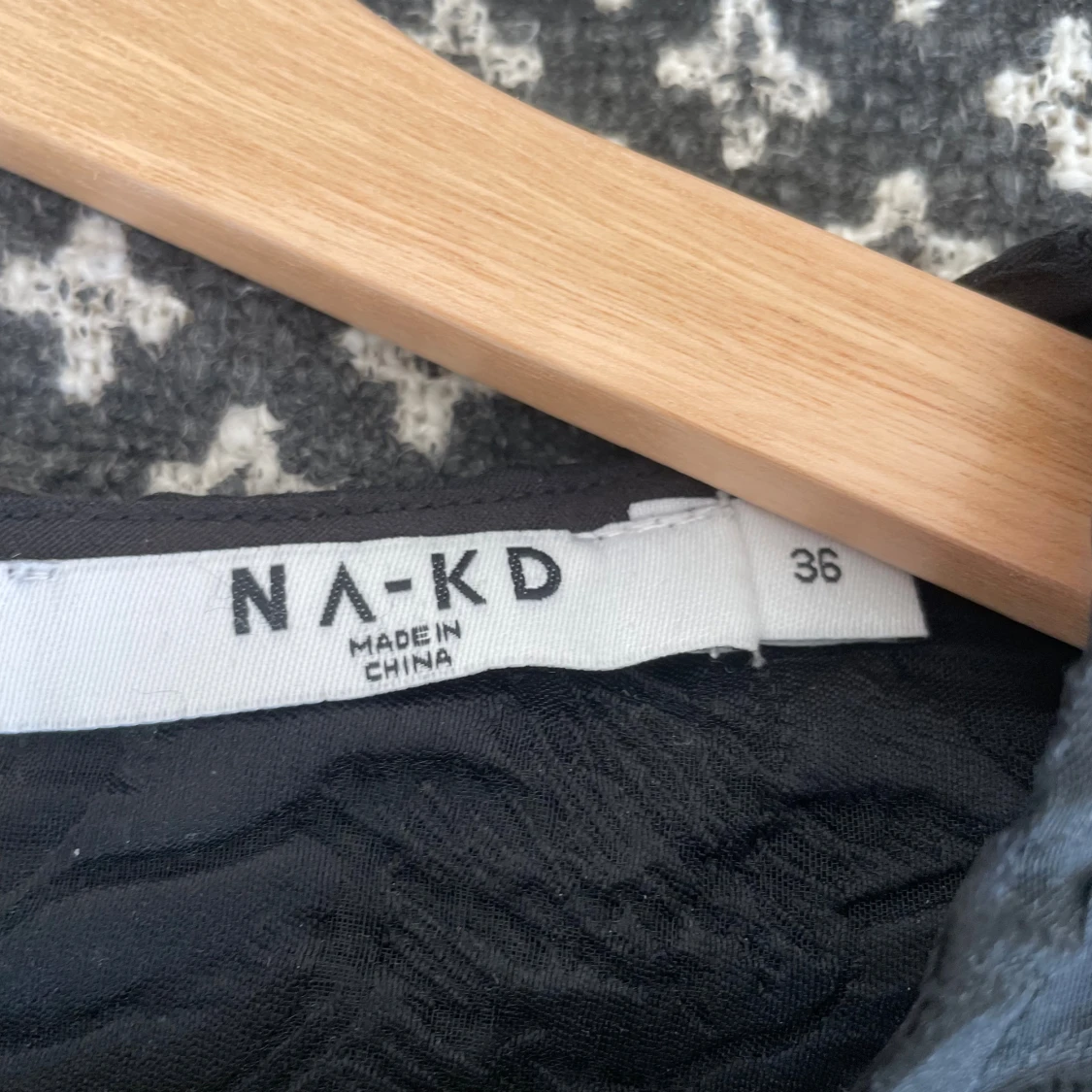 Svart puffärmad blus från NA-KD - 2