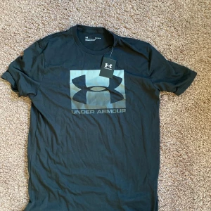 Helt ny under armour träningströja - Säljer en helt ny träningströja/t-shirt från under armour storlek M. Pris: 149kr