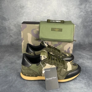 Valentino rockrunner - Skick: 9,5/10, som nya. | Ingår: Skor, Box, Dustbags, extrasnören och kort. | Nypris: +- 7000 SEK.