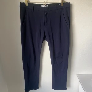 Dondup Kostymbyxor - Exklusiva Byxor ifrån (Dondup) perfekta nu till hösten & Vintern 💸Pris:  [199kr] 👔Storlek: [31] ✨Skick: [9/10] Tveka inte att kontakta oss vid frågor & funderingar! 