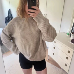 Beige stickad tröja - Säljer denna beiga tröja från HM! Den är i bra skick endast att den är lite nopprig! Hör gärna av dig om du undrar något! 🩷
