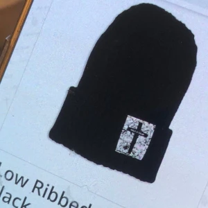 Ribbad mössa  ”shut’n wear” - Säljer en ribbad mössa från streetmärket ”Shut’n wear” .                                            Vit patch framtill som har ett svart kors och marmorerat mönster.                                   Finns i svart, marinblå och mörkgrå. Perfekt för dig som vill ha en cool och enkel stil med lite edge.  Mössorna är nya!