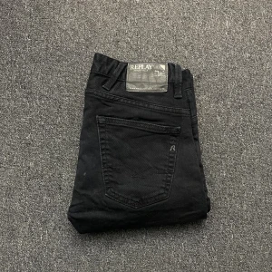 Svarta Replay jeans  - Ett par feta jeans som är riktigt fräscha🤗 modellen är 178. Skulle säga att den sitter mer som 27 i midjan