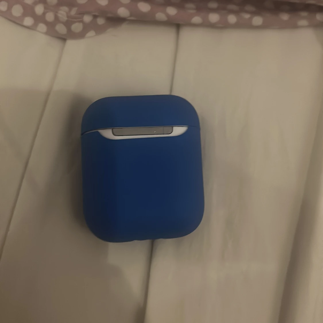 AirPods med blått silikonfodral - 2