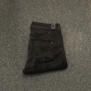 Svarta replay jeans  - Ett par replay jeans som är riktigt fräscha🤗 modellen är 178
