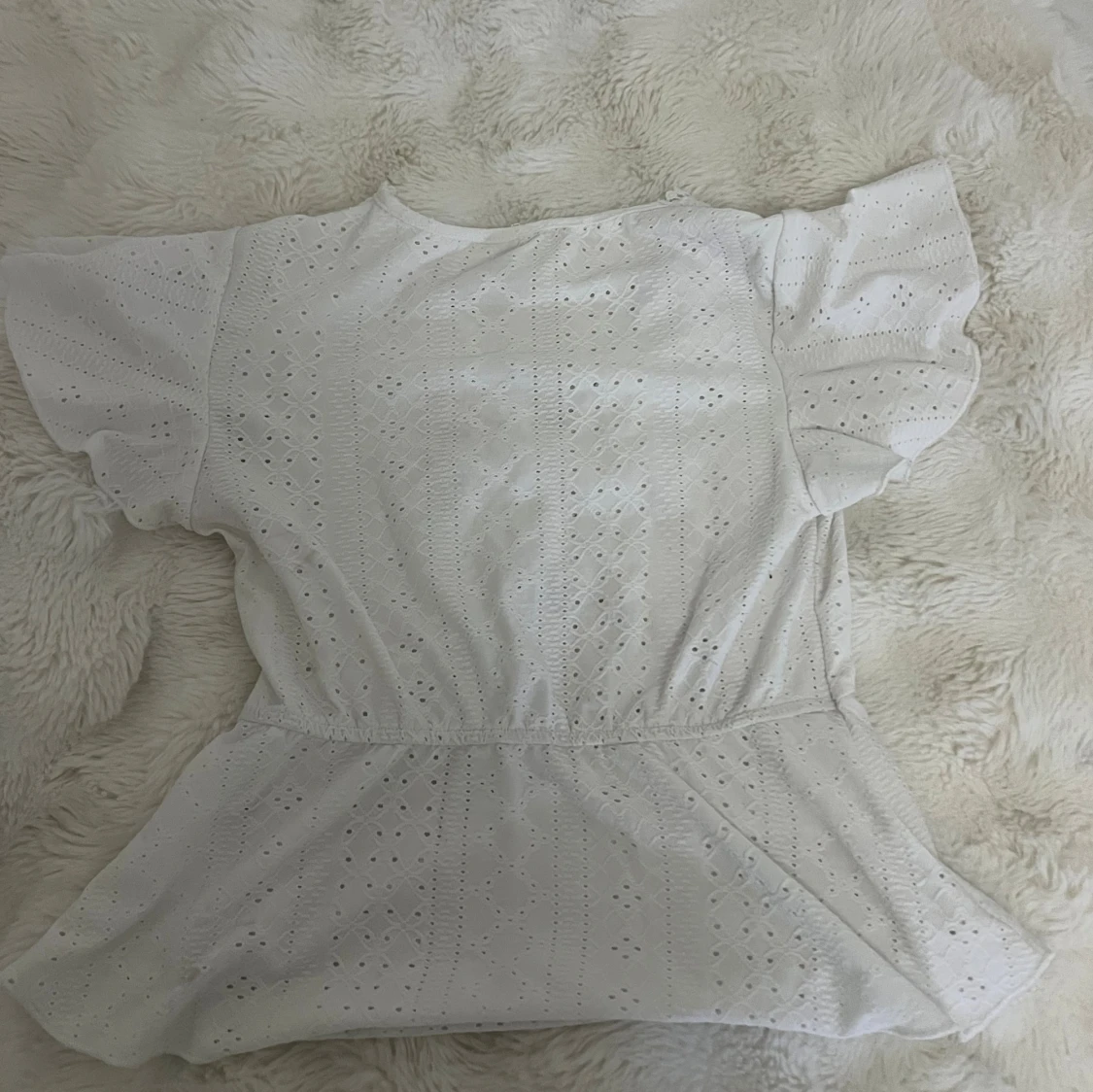 Vit blus med spets och broderi - 1