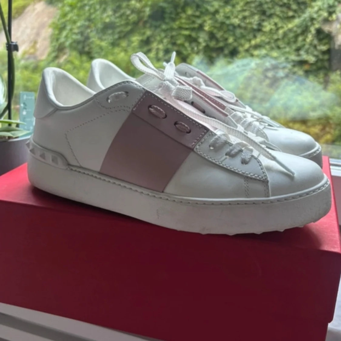 Valentino Garavani vita sneakers med rosa detalj