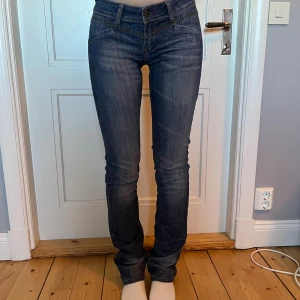 Mörkblå jeans från Mudd - Köpta på secondhand, tvättade och sen aldrig använda tyvärr. Tycker de är extremt coola men har aldrig vågat använda dem tyvärr. Jag har inte hittat något som ser sönder ut. Har olika coola sömmar och detaljer både fram och bak. Står W30 L36 men jag har storlek 36 och dem är bara lite stora i midjan. 