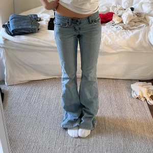 Ljusblå bootcut jeans från Levis  - Säljer ett par ljusblå jeans från Levis med klassisk bootcut-modell och låg midja. Midjemått: 39 cm tvärs över, innebentslängd: 81 cm 💕