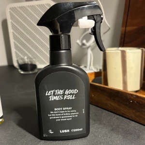 Let The Good Times Roll Body Spray - Body spray med en unik twist – beskrivs som en burst av buttery popcorn goodness. Vegansk och kommer i en 200ml flaska! Höstig och mysig. Endast provat fåtal gånger