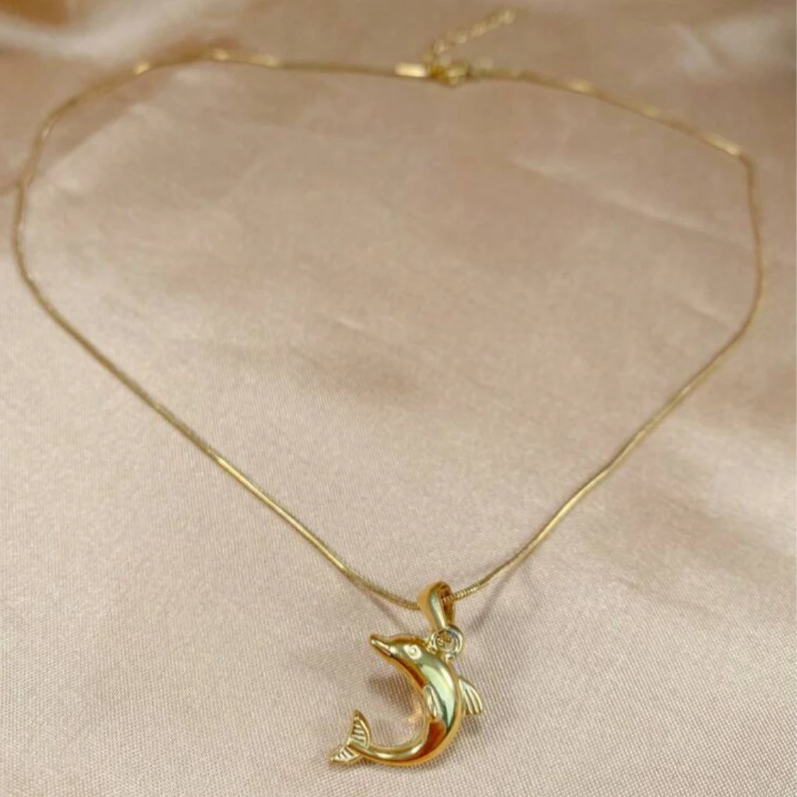 Guldigt halsband med delfinberlock - 3