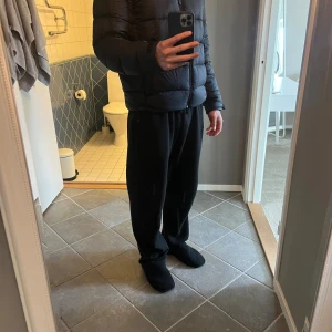 Svart pufferjacka från Sail Racing - Säljer en svart pufferjacka från Sail Racing i storlek Large. Jackan har huva, dragkedja framtill och är riktigt dunig och varm. Perfekt för kalla dagar och har en clean, sportig look med Sail Racing-logga på bröstet.