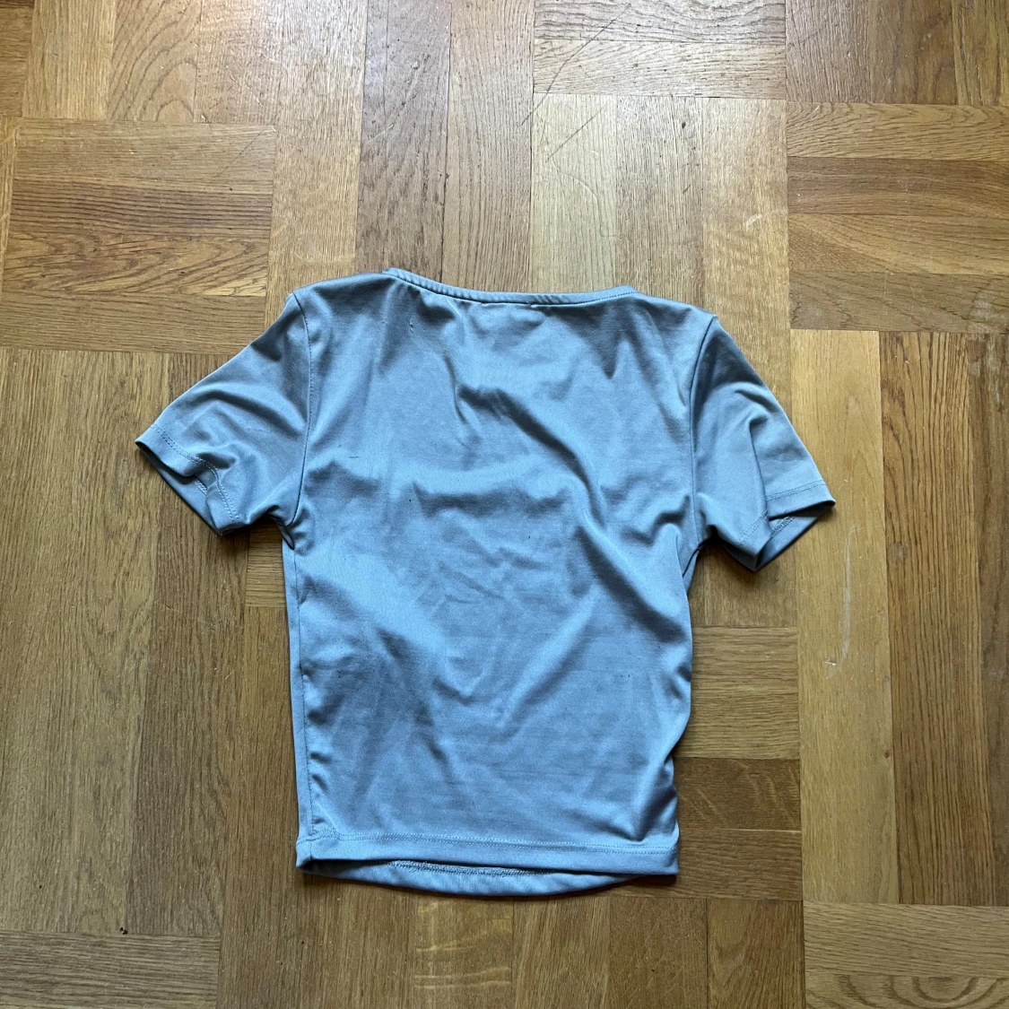 Grå croppad topp med fyrkantig ringning - 2