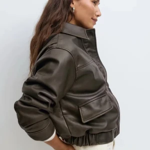 Brun skinnjacka ginatricot - Helt ny skinnjacka från ginatricot i storlek M, passar jätte fint med allt. Säljer då jag blivit trött på den🥰nypris: 799 kr