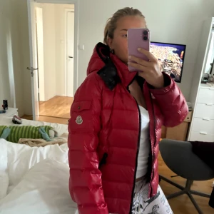 Moncler Bady jacka - Super cool jacka från Moncler i bady modellen. Den är i storlek L och passar mig som har m-l i jackor/överdelar. Jackan är figur sydd så den ger fin shape i midjan. Den är självklart äkta, och äkthetsbevis från Vestiaire medkommer! Den är för det mesta i bra skicka men finns fåtal defekter, skriv för bilder och mer information. Nypris på denna är 15000 men jag säljer för 2700, pris kan diskuteras. 