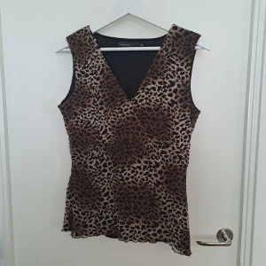 Leopardmönstrad topp - Leopardmönstrad topp från äldre KappAhl i storlek 38/40. Ärmlös med v-ringning. 🩷