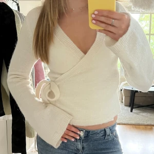 Omlott kofta - Vit omlott kofta från Gina, inga skador eller defekter, knappt använd-säljer för att den inte kommer till användning!😇💞💞