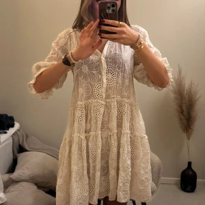 Klänning från Bruuns Bazaar - Säljer klänning från Bruuns Bazaar med broderi🩵Köpt för 1900 kr