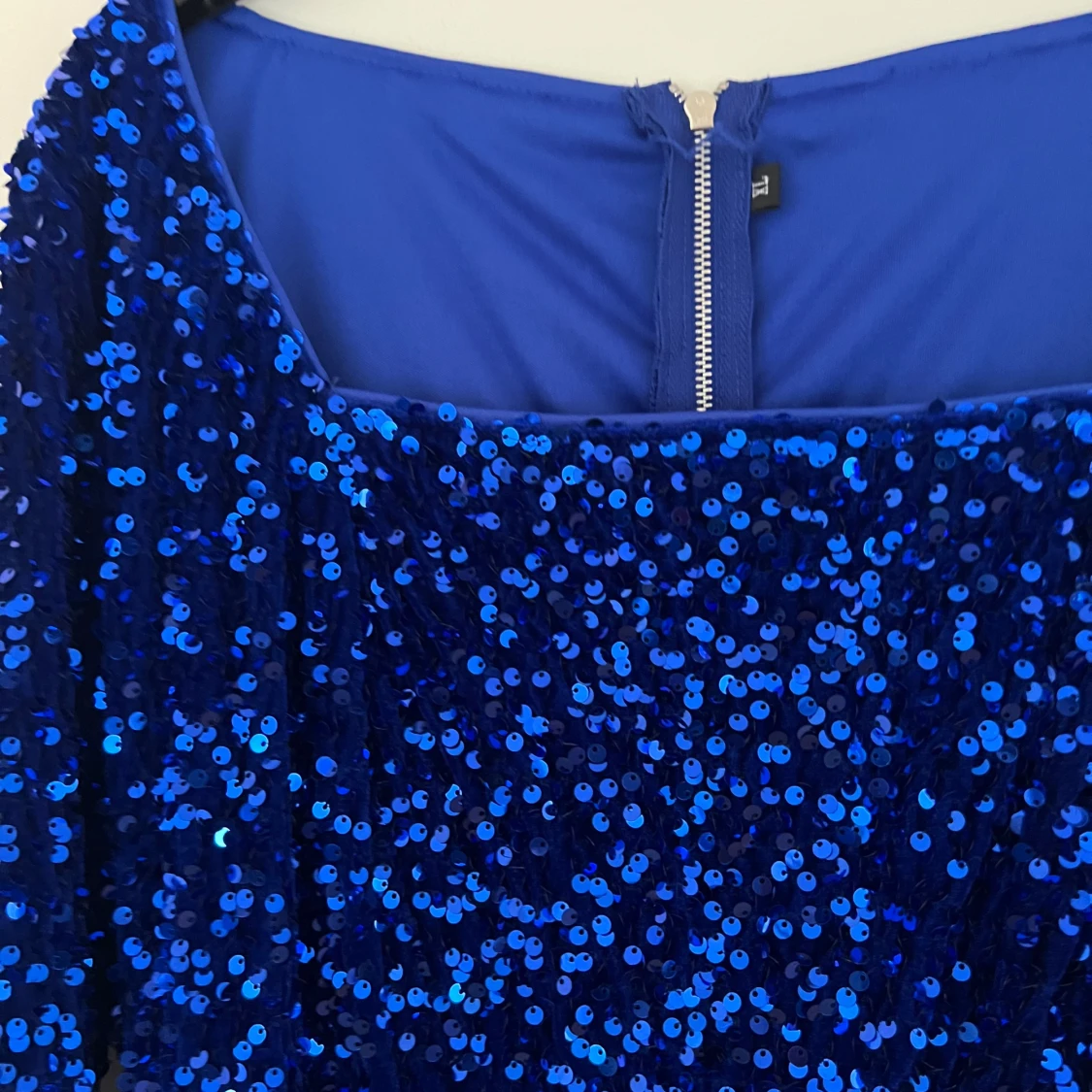 Blå glittrig långklänning med trumpetärm - 4