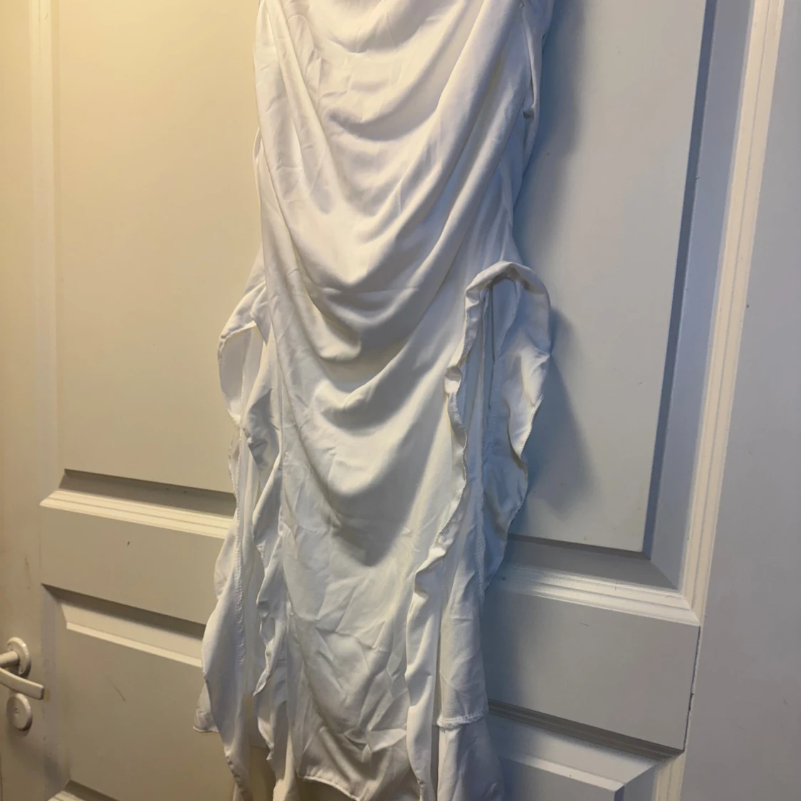 Vit långklänning med volang och slits - 3