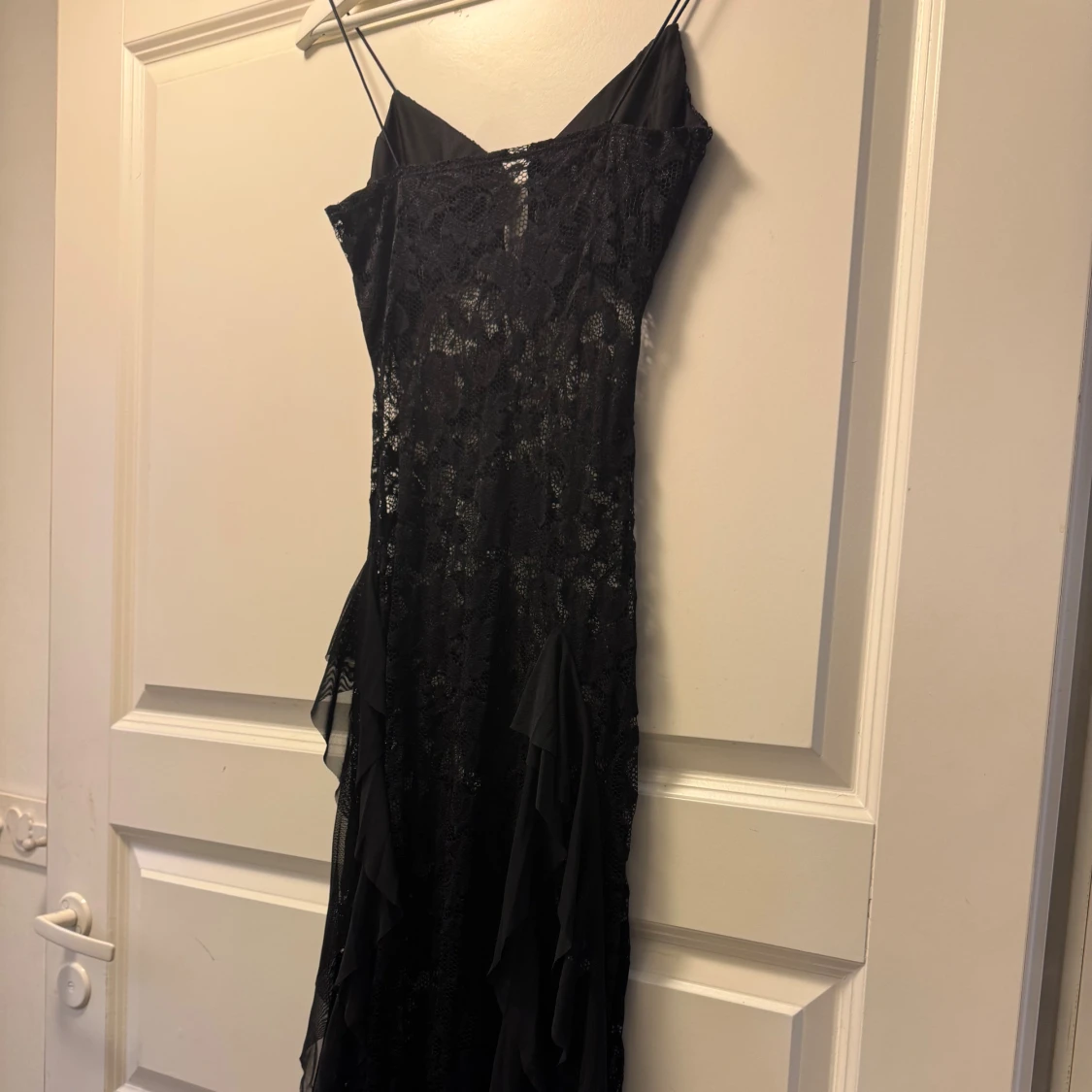 Svart spetsklänning med volanger - 3