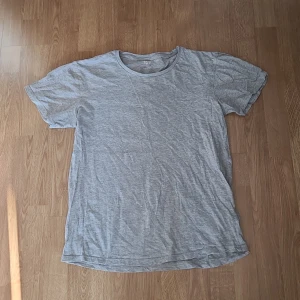 Tshirt  - Grå tshirt från Lager 157 i storlek L. 