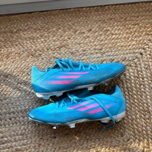 Adidas speedflow 3 - Tja säljer nu dessa adidas speedflow fotbollsskor i storlek 42 1/3. Fotbollsskorna är i bra skick bortsätt från att dom är lite smutsiga. Bara att höra av er vid frågor eller funderingar.