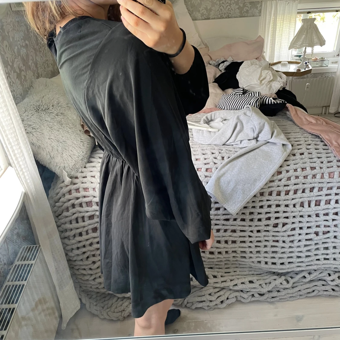 Svart klänning med vida ärmar - 3