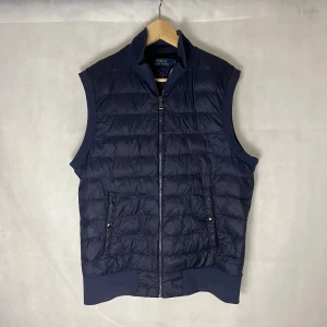 Ralph Lauren väst - Riktigt soft raffe väst. Storlek M. Riktigt fint skick. Modellen är 185.