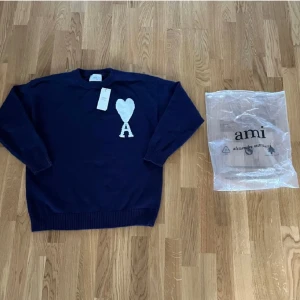 Mörkblå stickad tröja från Ami - Mörblå Ami Paris tröja i storleken S. Den är helt ny, bara testad och är perfekt nu inför kallare dagar. Meddela gärna om du är intresserad.