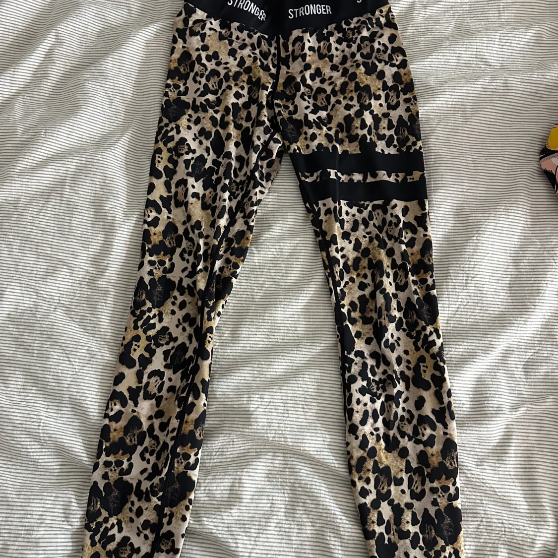 Leopardmönstrade leggings från Stronger - 1