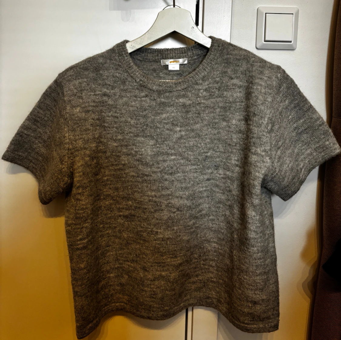 Grå stickad tröja från Gina Tricot