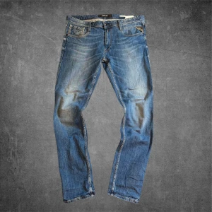 Replay Anbass - Stilrena blå Replay Anbass jeans med små slitningar | Skick:10/10 | Storlek: W32 L32 | Tveka inte att höra av vid funderingar!