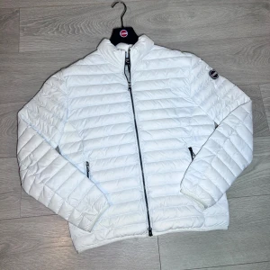 Vit dunjacka från Colmar storlek 50/M - Tja! Säljer denna snygga colmar jackan i storlek 50/M. Jackan är använd 1 vecka och är alltså i helt nytt skick. Säljes då jag har en annan jag hellre använder. 