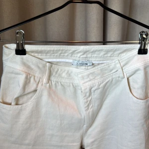  bootcut byxor från Design by si - Snygga lågmidjade jeans från design by si, bootcut. L i storleken men är som en medium alltså 38 och passar någon som är över 170!!