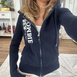 Abercrombie & fitch zip med foder - En zip från Abercrombie & fitch i storlek XS. Tröjan bedöms vara i mycket fint skick. Jag skickar ditt köp inom 24h. Se liknande zip i min profil!