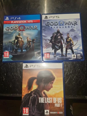 PS4 & PS5 spel God of War & The Last of Us - Tre PlayStation-spel: God of War (PS4), God of War Ragnarök (PS5) och The Last of Us Part I (PS5). Alla i blå plastfodral med snygga omslag. Perfekt för dig som gillar action, äventyr och episka berättelser. Spelen är från Santa Monica Studio och Naughty Dog.