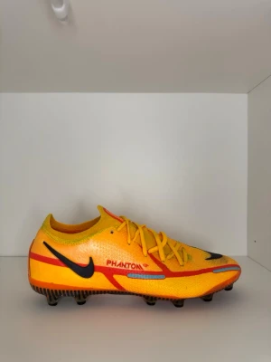 Nike phantom - Ett av de skönaste nikeskorna som faktiskt börjar få några år på nacken nu. Skicka bud ifall ni är intresserade oanvönds