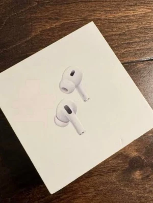 Apple AirPods Pro 2 MagSafe - Säljer ett par Apple AirPods Pro (2nd generation) med MagSafe-laddningsetui. Trådlösa in-ear hörlurar i vit färg med stilren och kompakt design. Perfekta för musik, samtal och brusreducering. Levereras i originalförpackning med USB-C laddkabel.