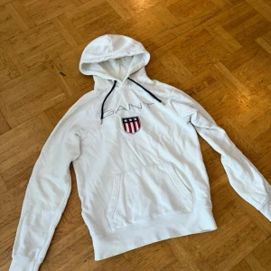 Vit hoodie från Gant med tryck - Säljer av lite kläder som inte kommer till användning, bra skick på alla hoodies 1st Gant i Strl Small, 1st Ellesse i Strl Small, 1st champion i Strl Small, 1st lyle scott i Strl Small, säljer alla för 350kr passa på 