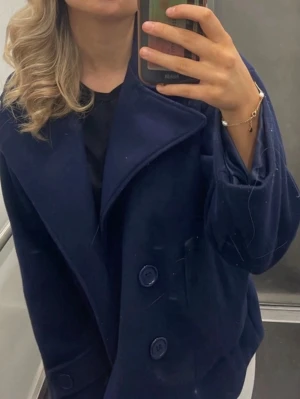 Mörkblå kappa med stora slag - En mörkblå kappa från design by si i storlek xs/s , lite noppig men inget som märks🩷