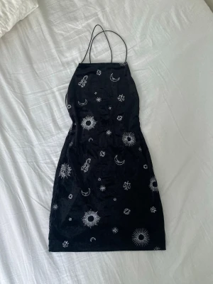 h&m minidress - söt åtsittande klänning i sammet från h&m med glittriga symboler på. korsade axelband bak. fint skick.