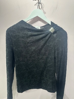 Svart långärmad topp med detalj - Jättesnygg svart långärmad festtopp med spets mönster🩷Från SALT och Endast använd 1 gång