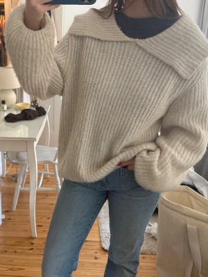 Stickad tröja  - Stickad tröja med krage 