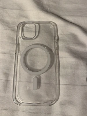 Apple Clear Case MagSafe för iPhone 15 - Säljer nu mitt gamla mobilskal till min gamla lur. Skalet är ett Apple Clear Case MagSafe för iPhone 15. Nypris är ca 695kr.
