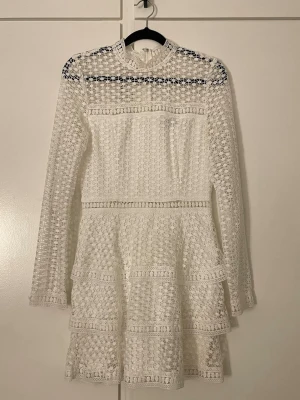 Vit spetsklänning - Mycket bra skick, några få defekter men inte märkvärda 