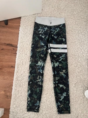 Träningsbyxor från stronger, storlek s - Snygga leggings från stronger med camomönster i grönt. Storlek s nästan aldrig använda 