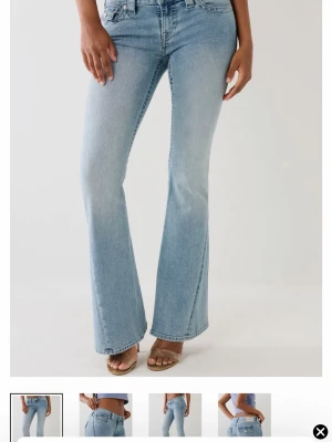 Ljusblå bootcut jeans INTRESSEKOLL - Snygga ljusblå bootcut jeans med klassisk femficksdesign och hög midja. Jeansen har en lätt tvättad look och raka ben som går ut i en lätt utsvängd form. Perfekta för en avslappnad och trendig stil.