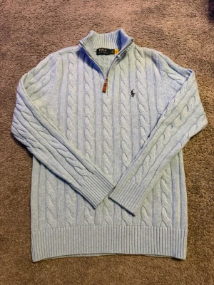 Ralph lauren quarterzip - Säljer en supersnygg Ralph lauren kabelstickad quarterzip i en sjukt snygg ljusblå färg. Riktigt clean och är i mycket fint skick. Endast använd några få gånger. Frågor? Tveka inte på att skriva. Allt gott, mvh Noah OBS, KÖP INTE MED INSTABOX❌